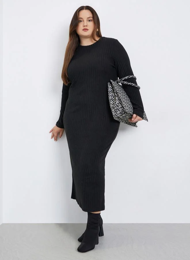 ستايلي فستان ميدي محبوك بمقاس كبير وتفاصيل بارزة الملمس