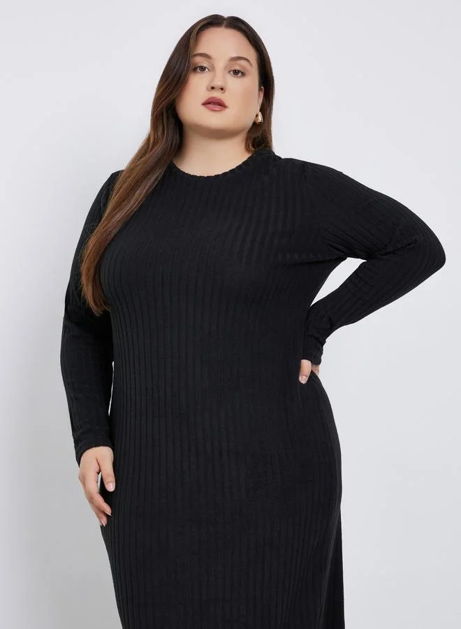 ستايلي فستان ميدي محبوك بمقاس كبير وتفاصيل بارزة الملمس