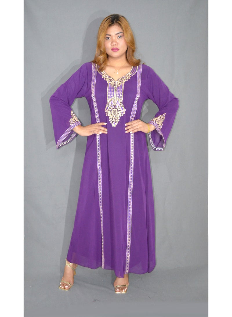 زينة فستان جلابية عربية تقليدية - قماش شيفون ناعم بتطريز ذهبي كثيف وكريستال - ياقة دائرية مغلقة (Jewel Neck) قفطان محتشم