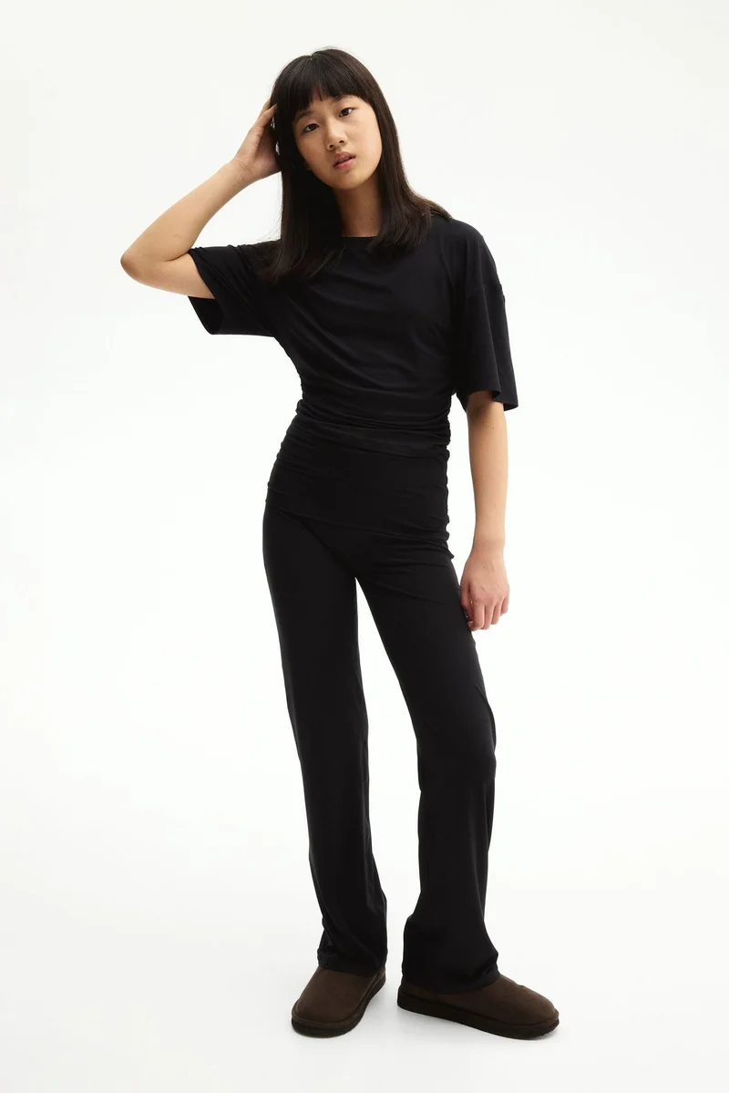 اتش اند ام بلوزة رياضية من نسيج سوفت موف