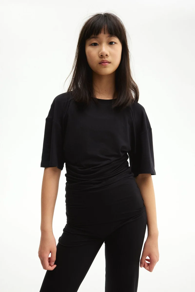 اتش اند ام بلوزة رياضية من نسيج سوفت موف