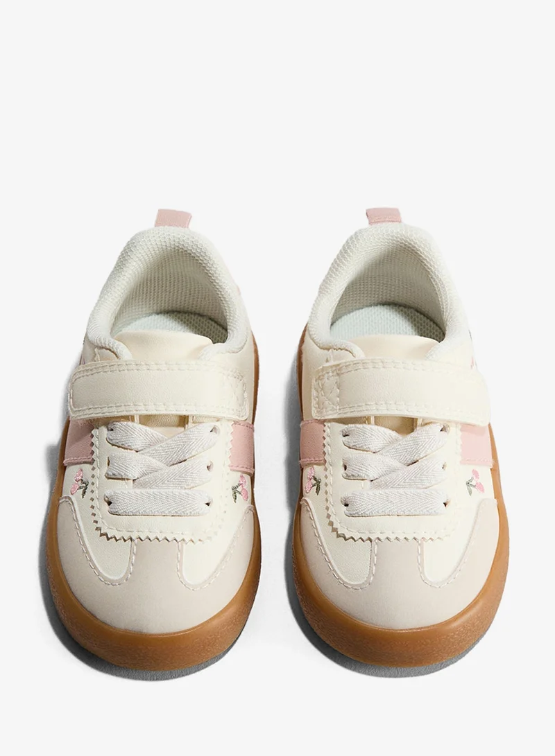 اتش اند ام حذاء رياضي بتفاصيل مطرزة