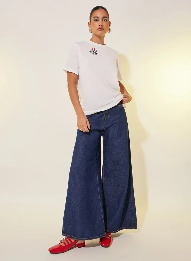 تايك تو تيشيرت مطرز بالزهور بياقة مستديرة