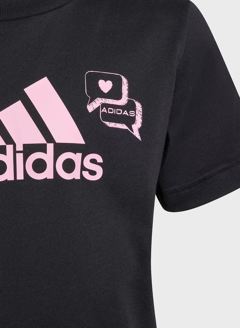 adidas تيشيرت براند لوف مزين برسومات للاطفال