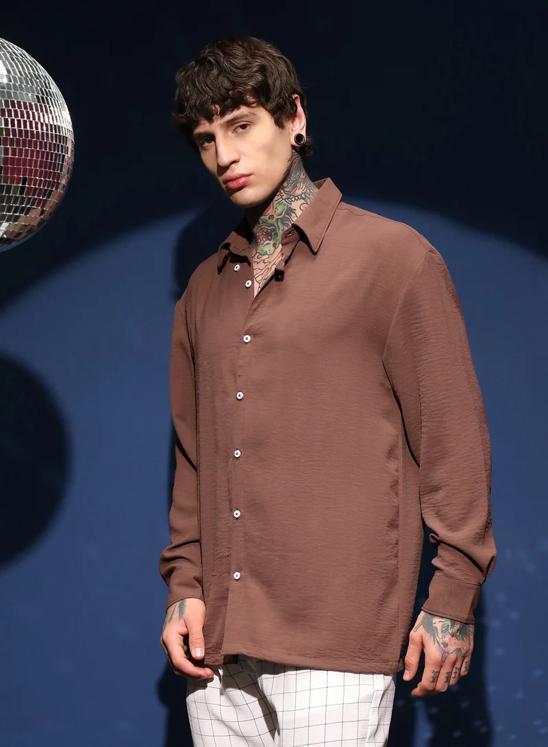 Campus Sutra Men's Mocha Brown Breezy Wrinked Shirt For Casual Wear | Spread Collar | Long Cuffed Sleeves | Button Closure | Shirt Crafted With Comfort Fit For Everyday Wear