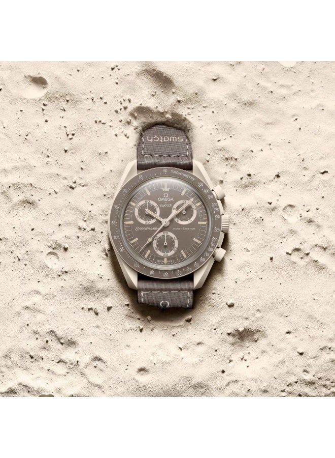 Swatch مون سواتش بيولوجي سيراميك مهمة على الأرض صحراء SO33T103 - 42 مم - بيج/بني - Image 2