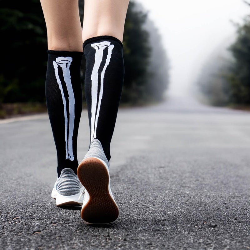 Gone For a Run جوارب رياضية نصف مبطنة عالية الركبة للهالوين على شكل هيكل عظمي، مقاس واحد - Image 3