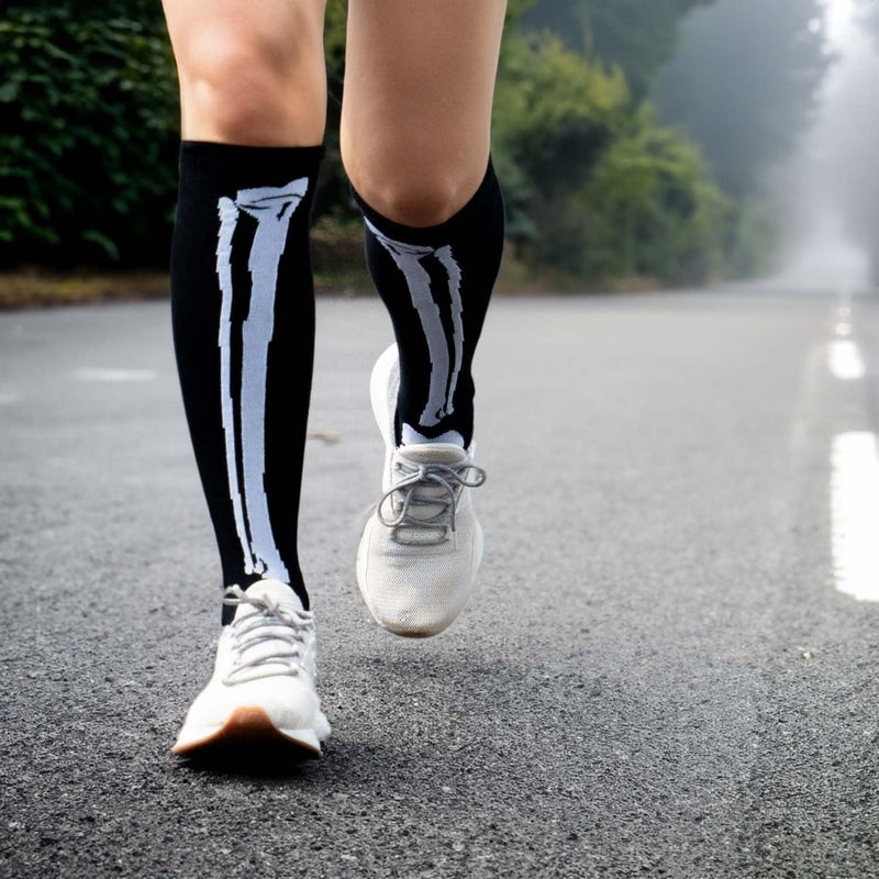 Gone For a Run جوارب رياضية نصف مبطنة عالية الركبة للهالوين على شكل هيكل عظمي، مقاس واحد - Image 1