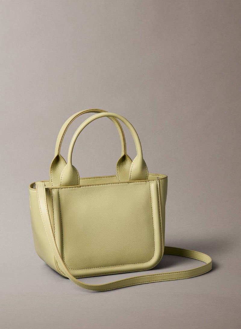 كالفن كلاين حقيبة توت صغيرة بشعار - Image 2