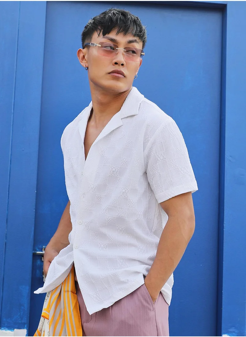 كامبوس سوترا Campus Sutra Men's Chalk White Creased-Check Shirt For Casual Wear | Cuban Collar | Short Sleeve | Button Closure | Shirt Crafted With Comfort Fit For Everyday Wear