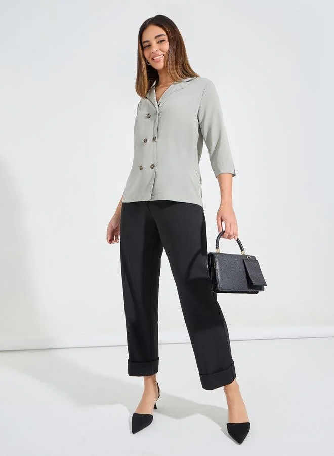 ستايلي بلوزة بقصة عادية وياقة بشق مع ازرار