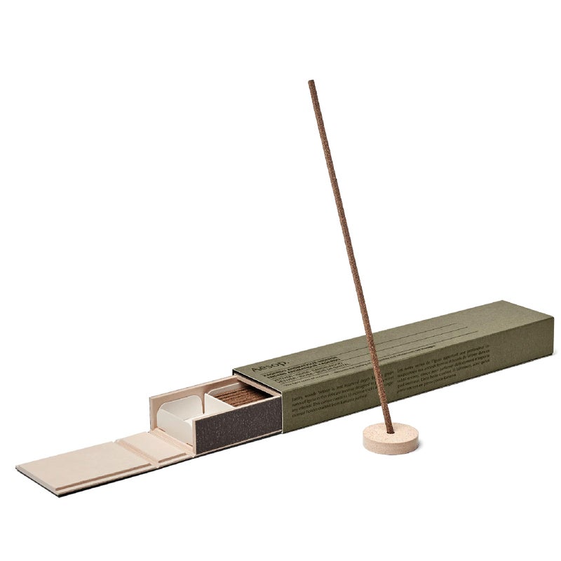 Aesop بخور أيسوب كاجيرو العطري برائحة الفيتيفر الترابية والدخانية  يشمل حامل الحجر البركاني كانوما  وقت احتراق 30 دقيقة  رائحة عشبية خشبية خضراء  33 عود