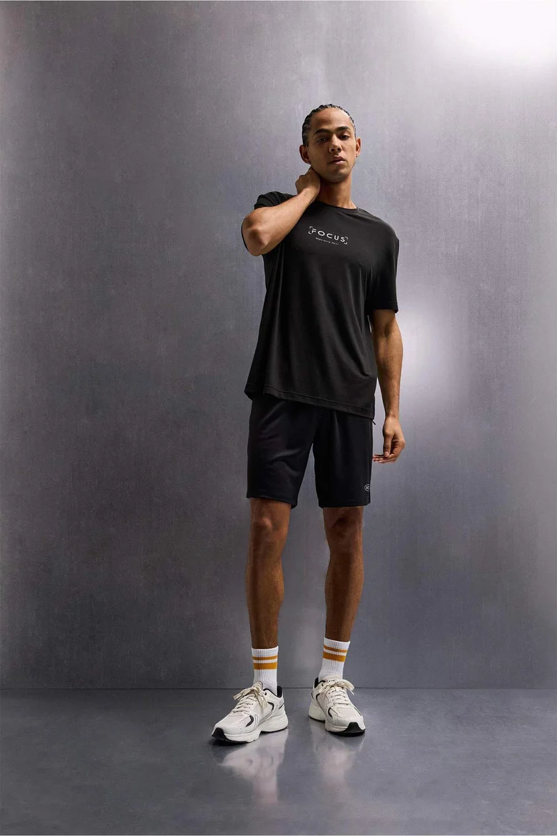 ديفاكتو Standard Fit Crew Neck Printed Short Sleeve T-Shirt