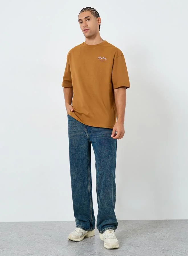 ستايلي تيشيرت مطرز بكتابة بقصة واسعة