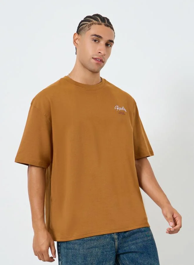 ستايلي تيشيرت مطرز بكتابة بقصة واسعة