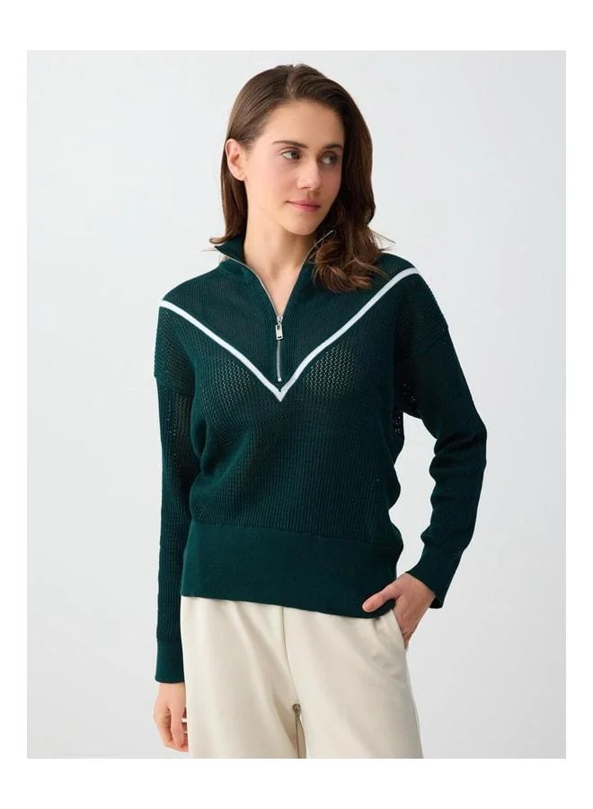 جيمي كي كنزة صوفية خيطية بأخضر داكن، قصّة مريحة، ياقة مستقيمة، بسحاب.