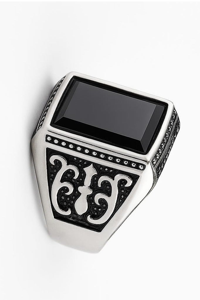ROMAD A luxurious silver men’s ring set with a black onyx stone and elegant side engravings. - Image 4