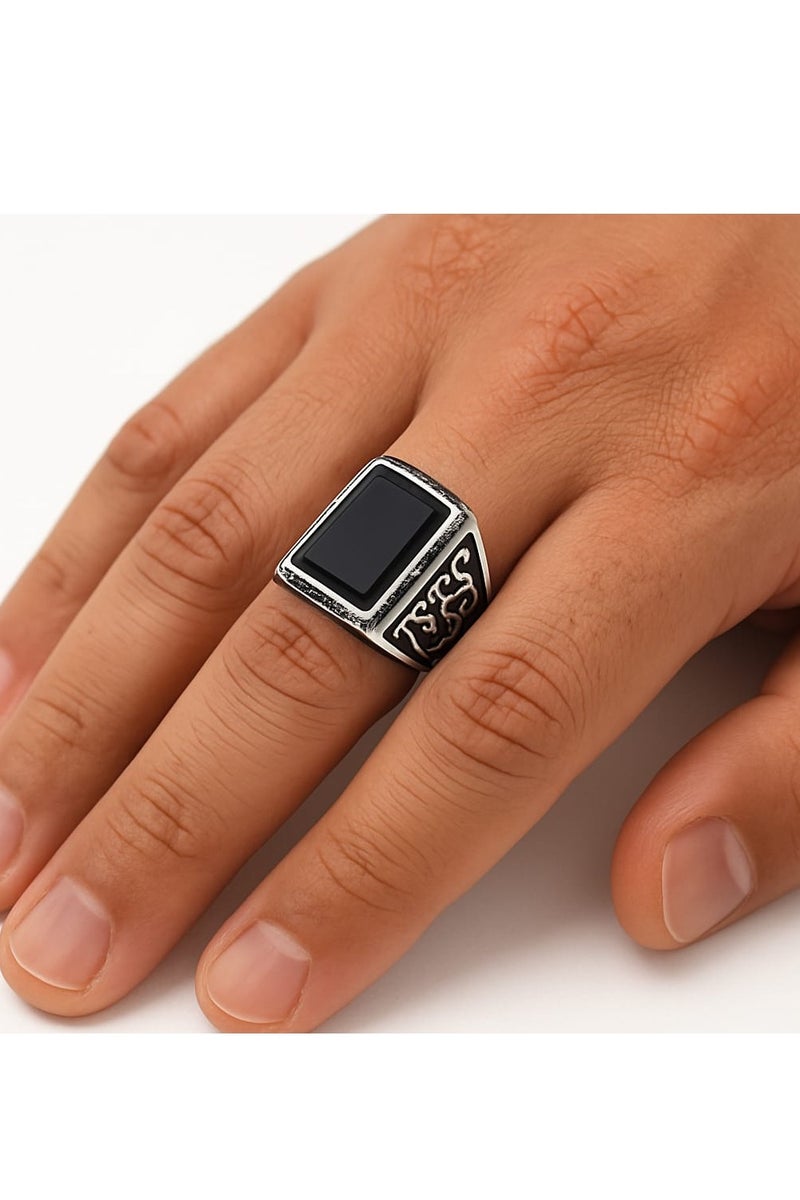 ROMAD A luxurious silver men’s ring set with a black onyx stone and elegant side engravings. - Image 5