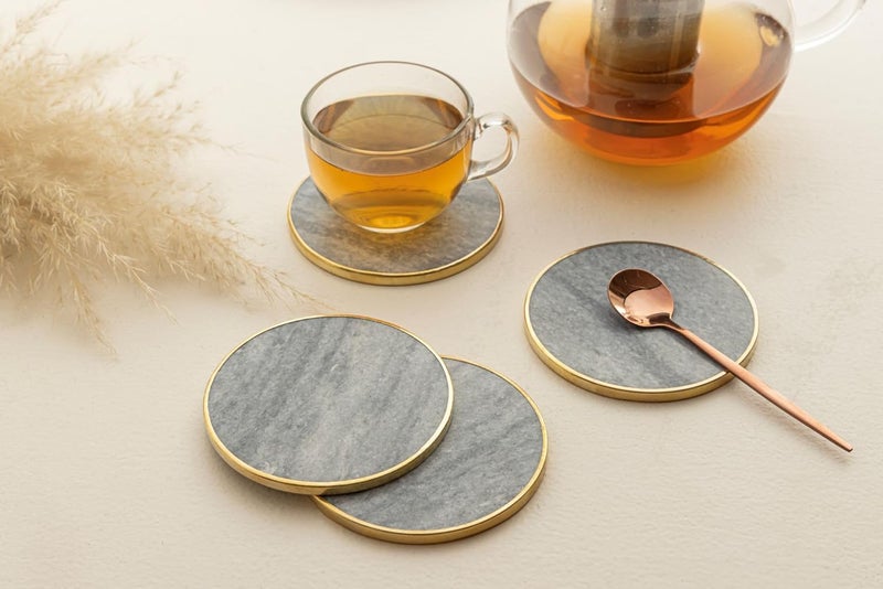 MARBLEOUS طقم مكون من 4 قطع من حوامل الأكواب الدائرية من الرخام الطبيعي مع قاعدة نحاسية لحماية الطاولة من المشروبات، حوامل أكواب بيضاء من الرخام، مجموعة حوامل أكواب مصنوعة يدويًا باللون الرمادي - Image 3