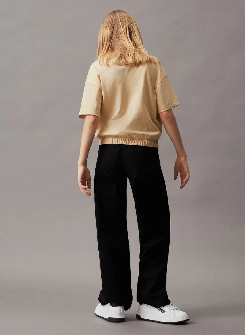 كالفن كلاين جينز تيشرت بقصة واسعة مزين بشعار كلفن كلاين