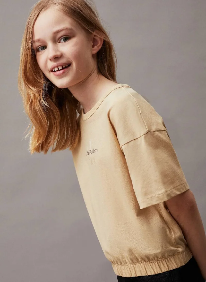 كالفن كلاين جينز تيشرت بقصة واسعة مزين بشعار كلفن كلاين