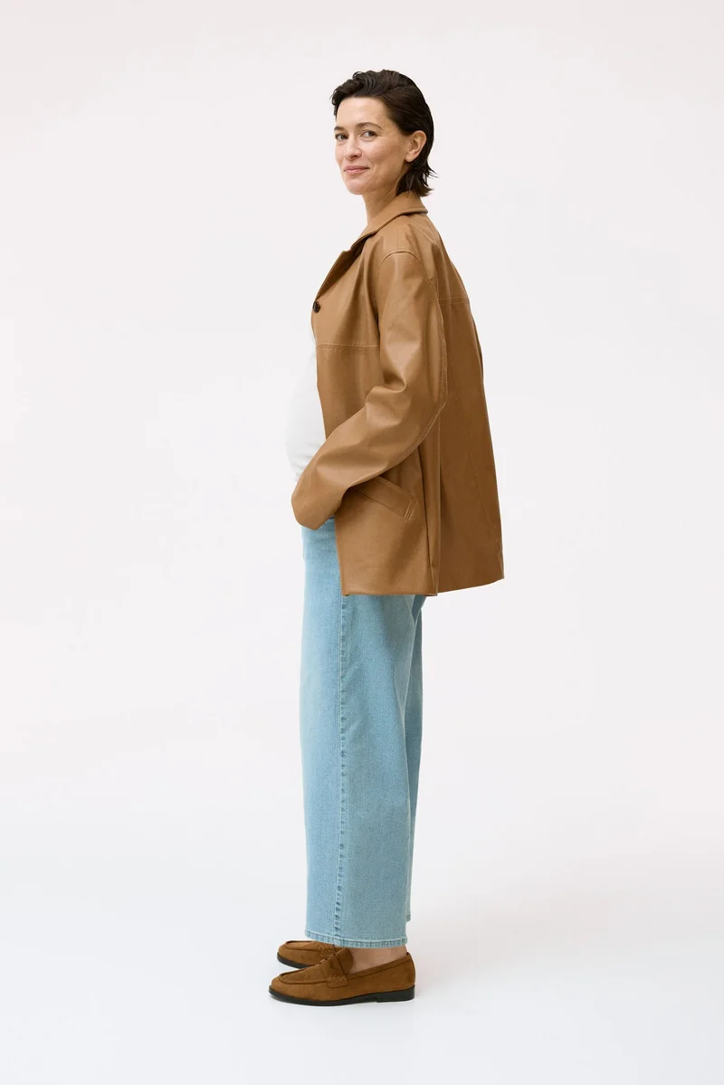 اتش اند ام جينز للحمل بقصّة ساق واسعة وخصر منخفض بطول الكاحل من تشكيلة ماما