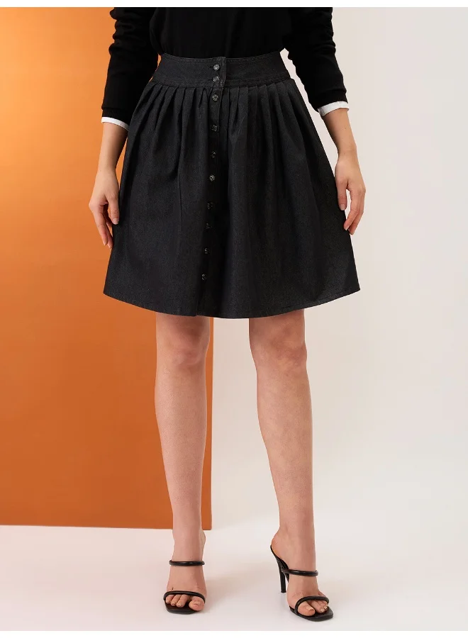 جلو باص جوبس تنورة جينز نسائية سوداء بخصر مرتفع وطيات وأزرار فوق الركبة