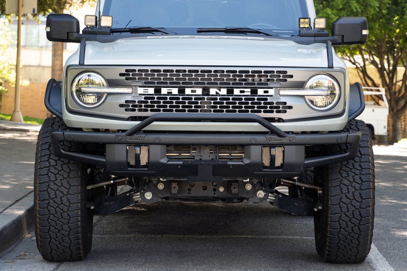 DV8 Offroad حامل نقل لوحة الترخيص لسيارة فورد برونكو 2021-2024 | مصد أمامي من الصلب OEM | تركيب مركزي سفلي | يحافظ على فتح الشبك | تركيب سريع وسهل | DV8 Offroad - Image 5