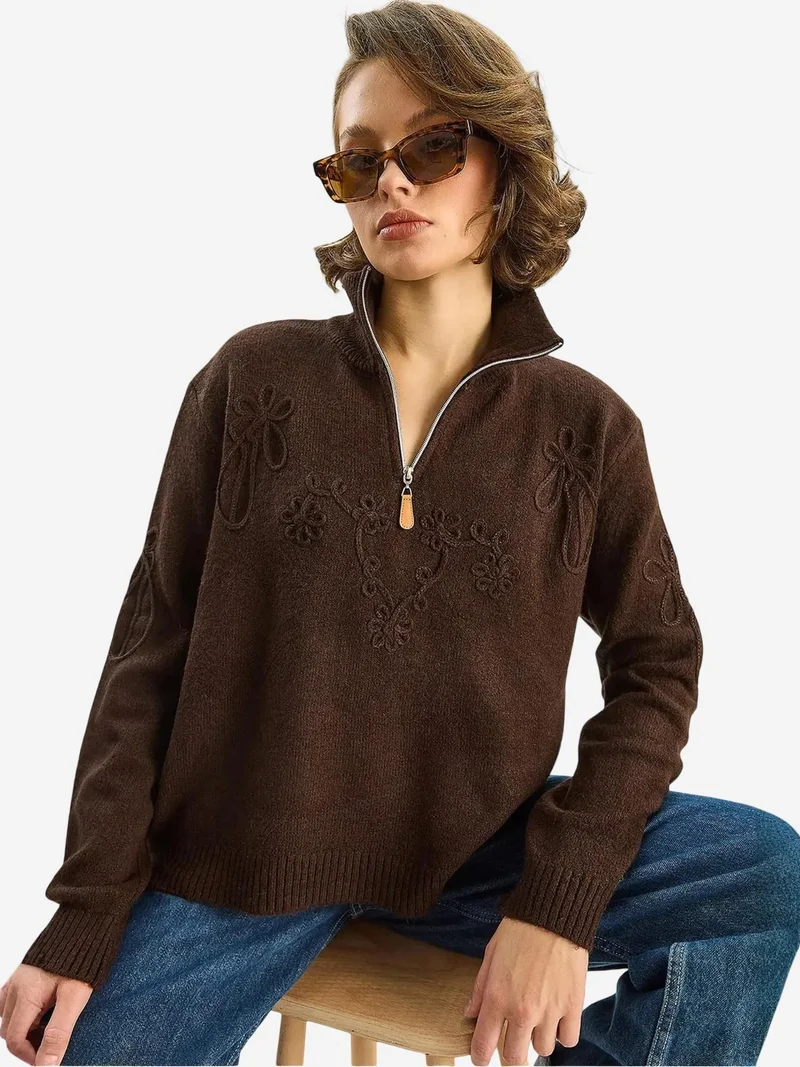 Bianco Lucci LUCCI Embroidery Detailed Zipped Collar Knit Sweater