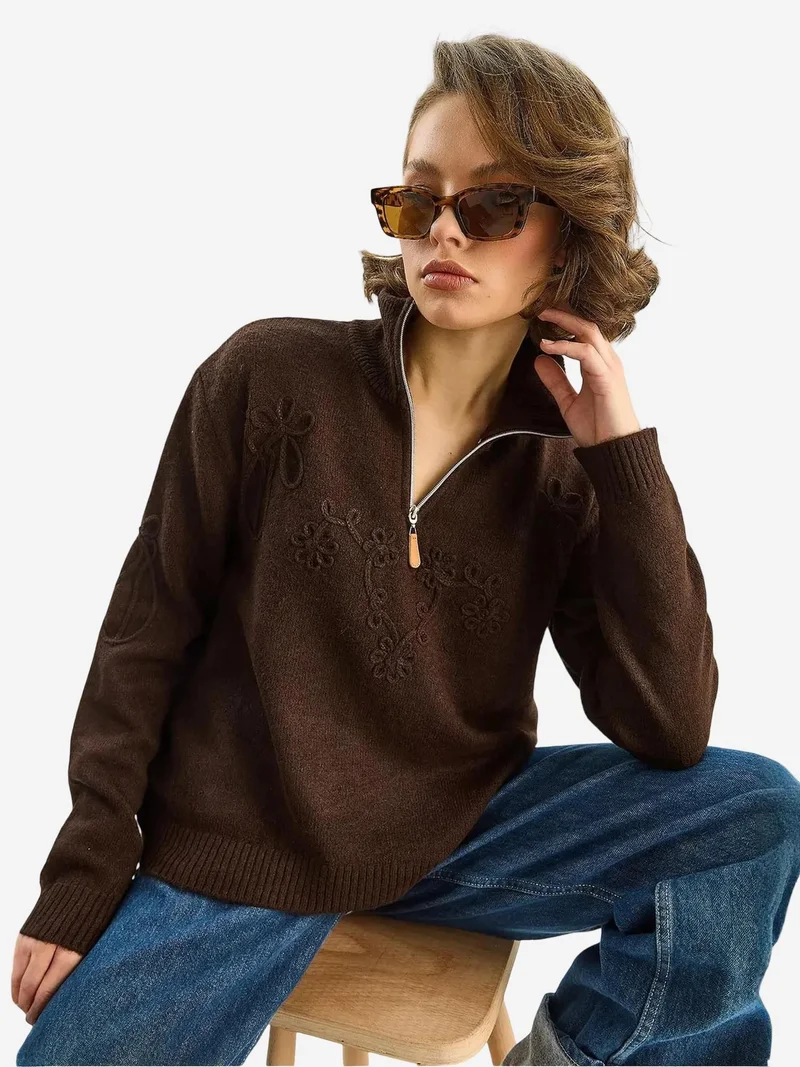 Bianco Lucci LUCCI Embroidery Detailed Zipped Collar Knit Sweater