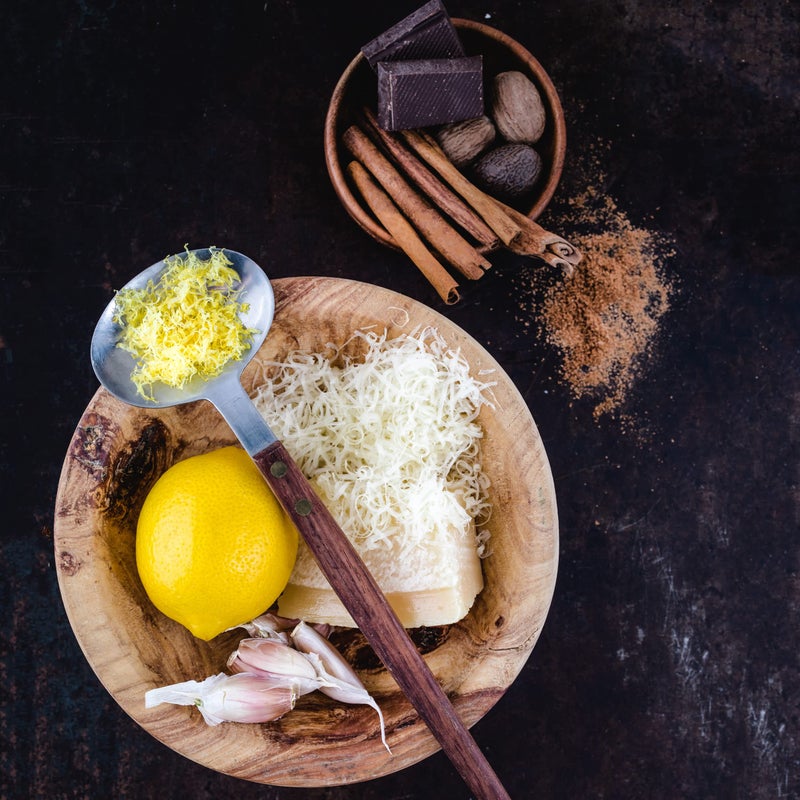 Microplane مبشرة جبن صلبة من سلسلة مايكروبلان (ناعمة، حمراء) - Image 2