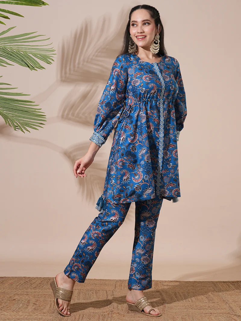 جلو باص طقم نسائي بلوزة تونيك وبنطلون بطبعة زهور برباط