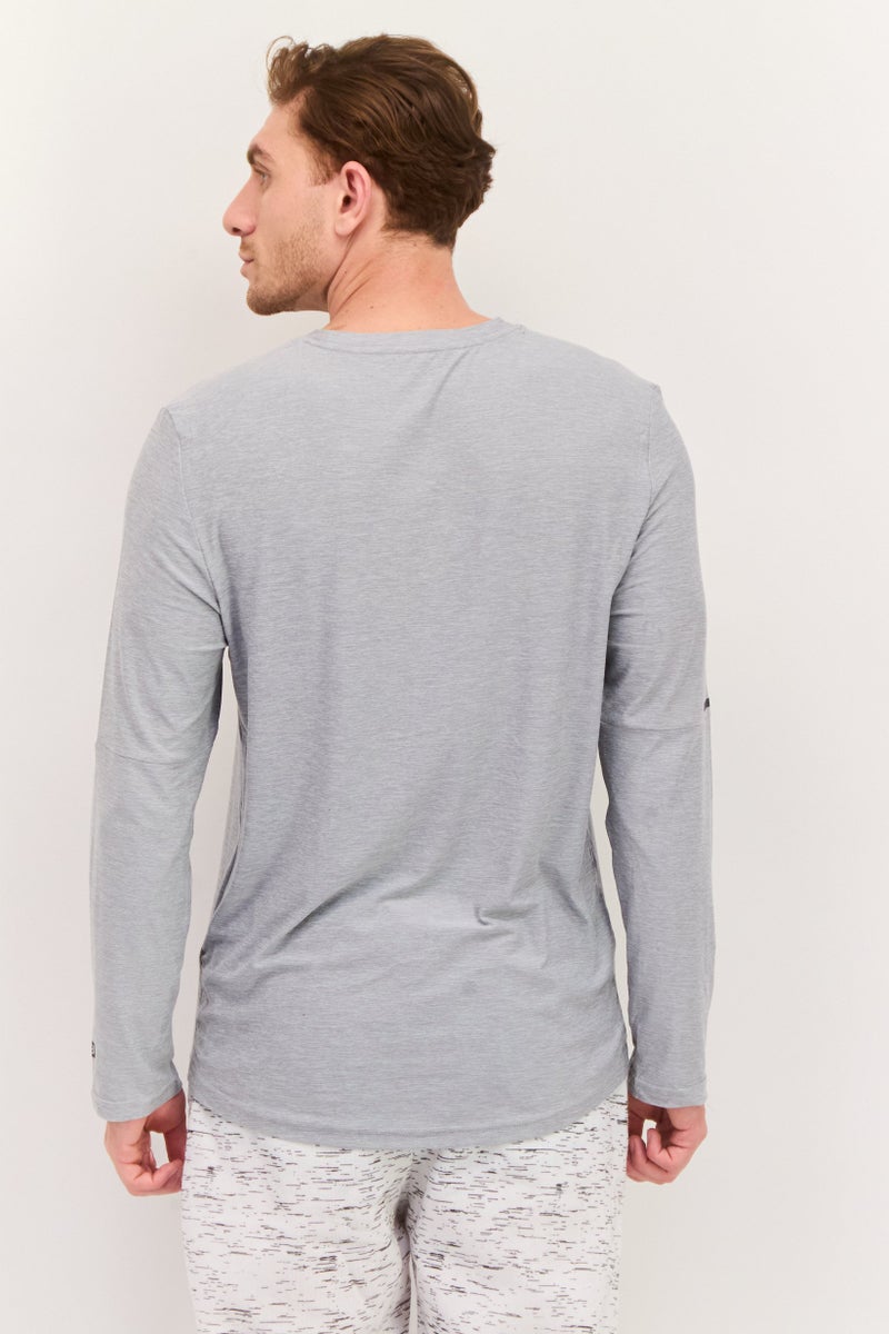 Layer 8 تي شيرت رياضي للرجال بأكمام طويلة مناسب للجري، رمادي مائل إلى البياض - Image 3