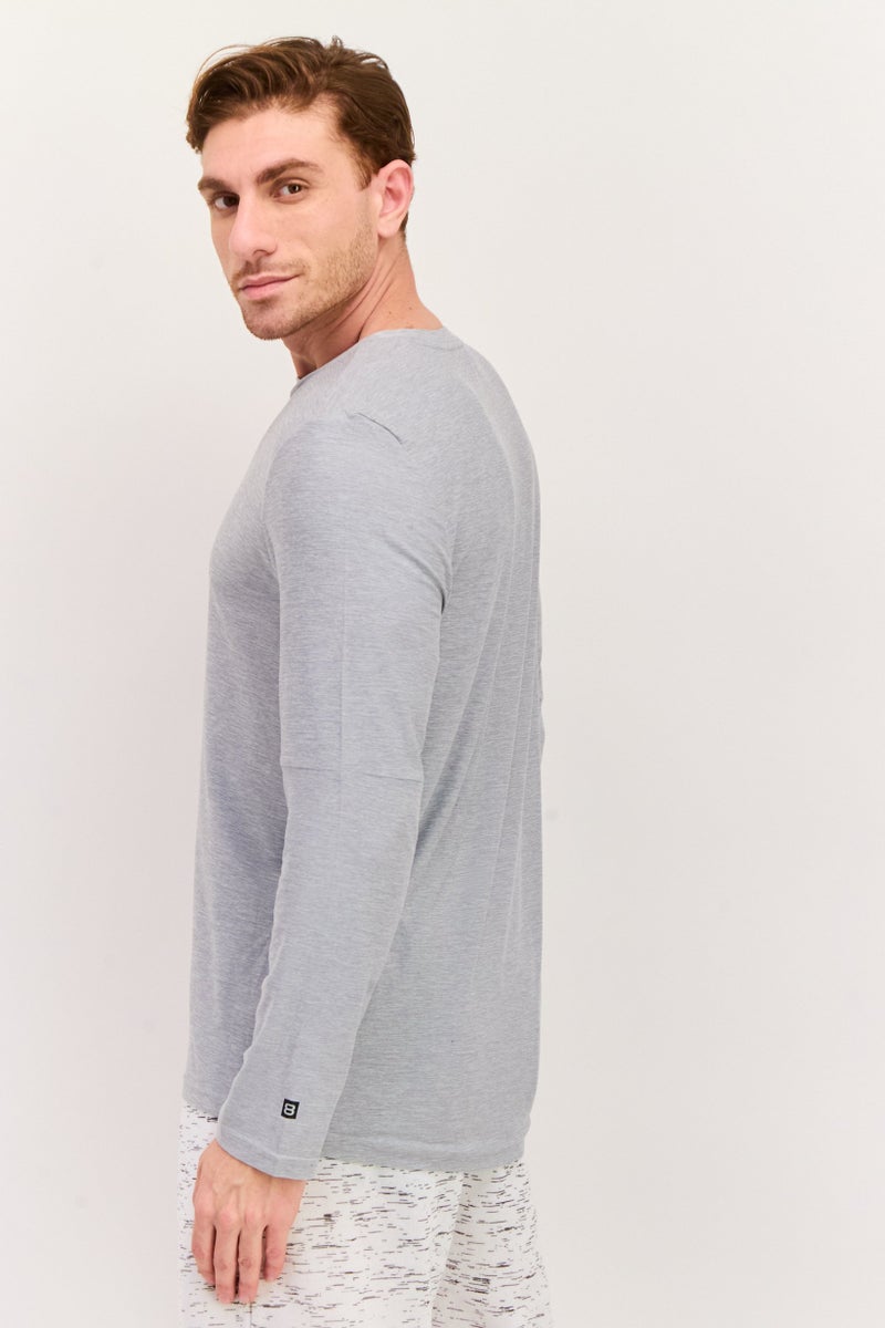 Layer 8 تي شيرت رياضي للرجال بأكمام طويلة مناسب للجري، رمادي مائل إلى البياض - Image 2