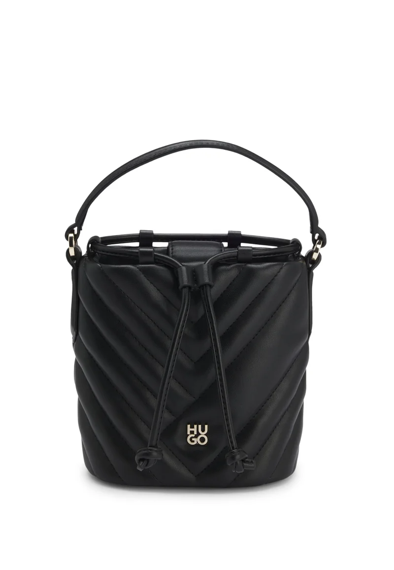 هوجو حقيبة دلو مبطنة من الجلد الصناعي بشعار مكدس