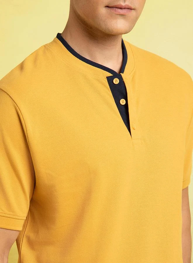 Dennis Lingo Men's Amber Gold Pique Solid Pattern Regular Fit T-Shirt