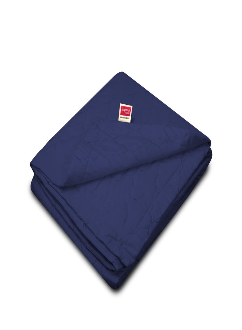 Raymond لحاف رايموند المصنوع من الألياف الدقيقة لجميع الفصول - بطانية خفيفة الوزن وناعمة لسرير مفرد بتشطيب خوخي 100 جرام لكل متر مربع - اللون: أزرق داكن (229 × 152 سم) - Image 3