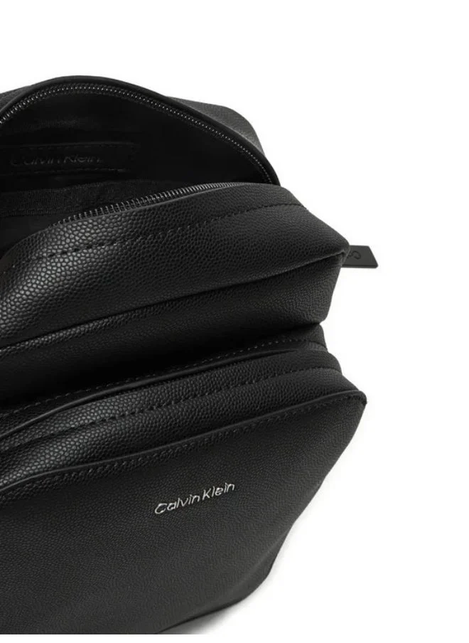 كالفن كلاين Logo Detailed Messenger Bag