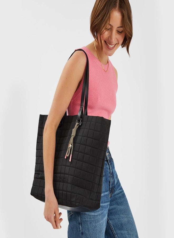 أكسيسورايز حقيبة تسوق نسائية من أكسسورايز لندن، مصنوعة من النايلون الأسود المبطن، مزينة بقلادة. - Image 2