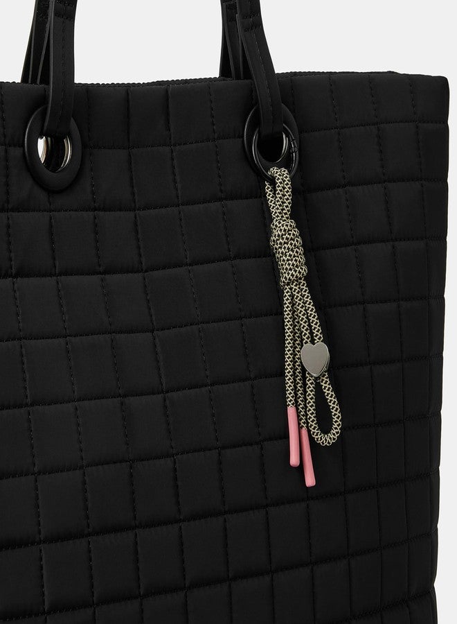 أكسيسورايز حقيبة تسوق نسائية من أكسسورايز لندن، مصنوعة من النايلون الأسود المبطن، مزينة بقلادة. - Image 4