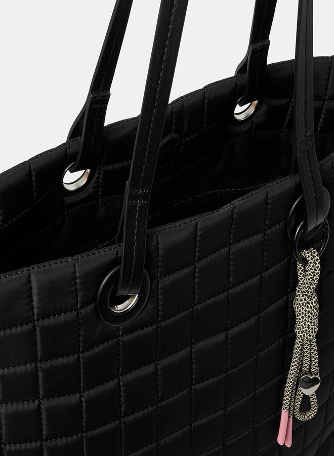 أكسيسورايز حقيبة تسوق نسائية من أكسسورايز لندن، مصنوعة من النايلون الأسود المبطن، مزينة بقلادة. - Image 5