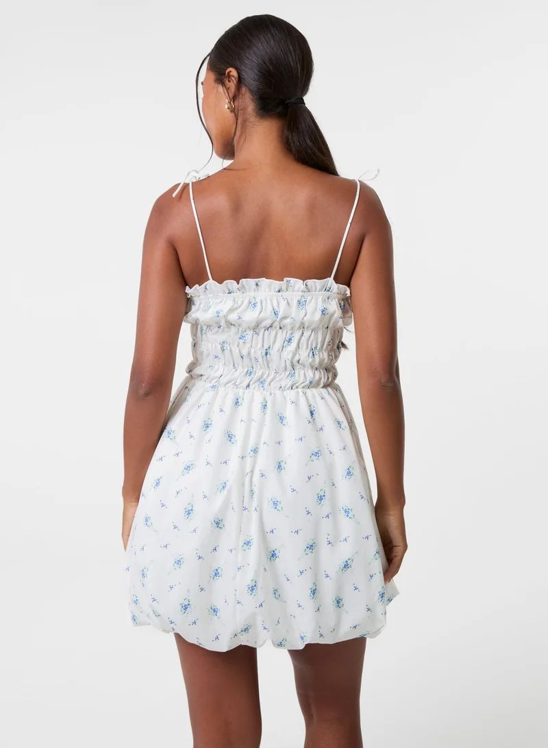 بينك فانيلا فستان بياقة ربطة وأكمام منفوشة بنقشة زهور صغيرة