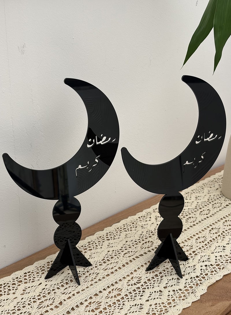 لوحة مجموعة من قطعتين ستاند ديكور من الأكريليك على شكل هلال مزخرف بعبارة رمضان كريم - Image 2