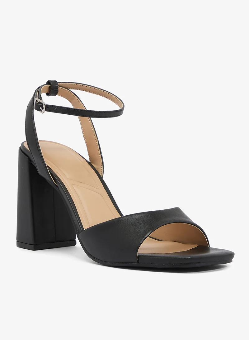 ترافل من نمشي صنادل بكعب عالٍ مع تفاصيل حزام