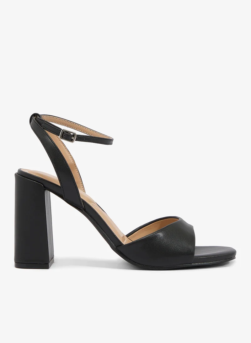 ترافل من نمشي صنادل بكعب عالٍ مع تفاصيل حزام