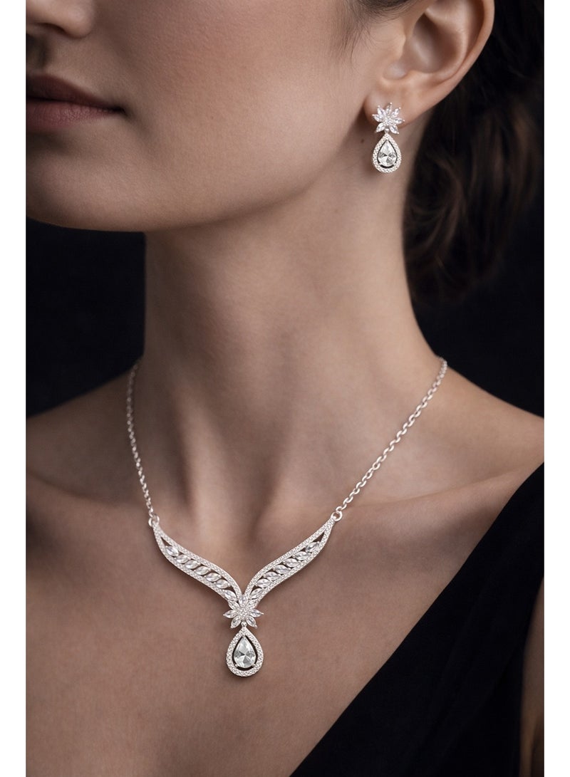 ثري دايموندز طقم سلسلة وحلق مطلي بلاتين وروديوم بفصوص كيوبيك زركونيا وقطرة لامعة - Image 4