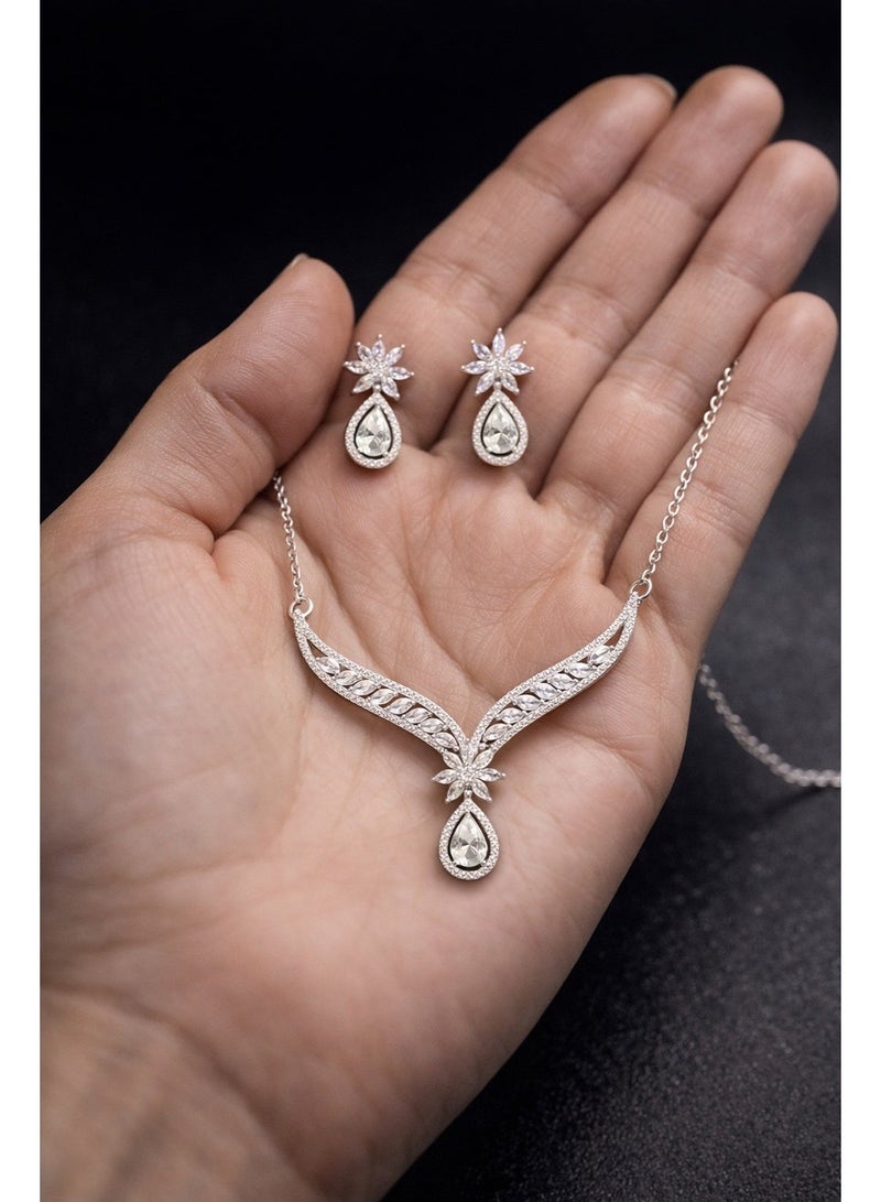 ثري دايموندز طقم سلسلة وحلق مطلي بلاتين وروديوم بفصوص كيوبيك زركونيا وقطرة لامعة - Image 3