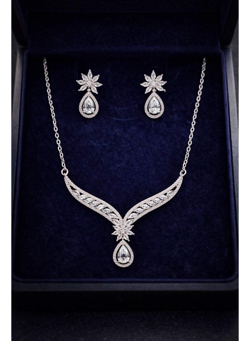 ثري دايموندز طقم سلسلة وحلق مطلي بلاتين وروديوم بفصوص كيوبيك زركونيا وقطرة لامعة - Image 1