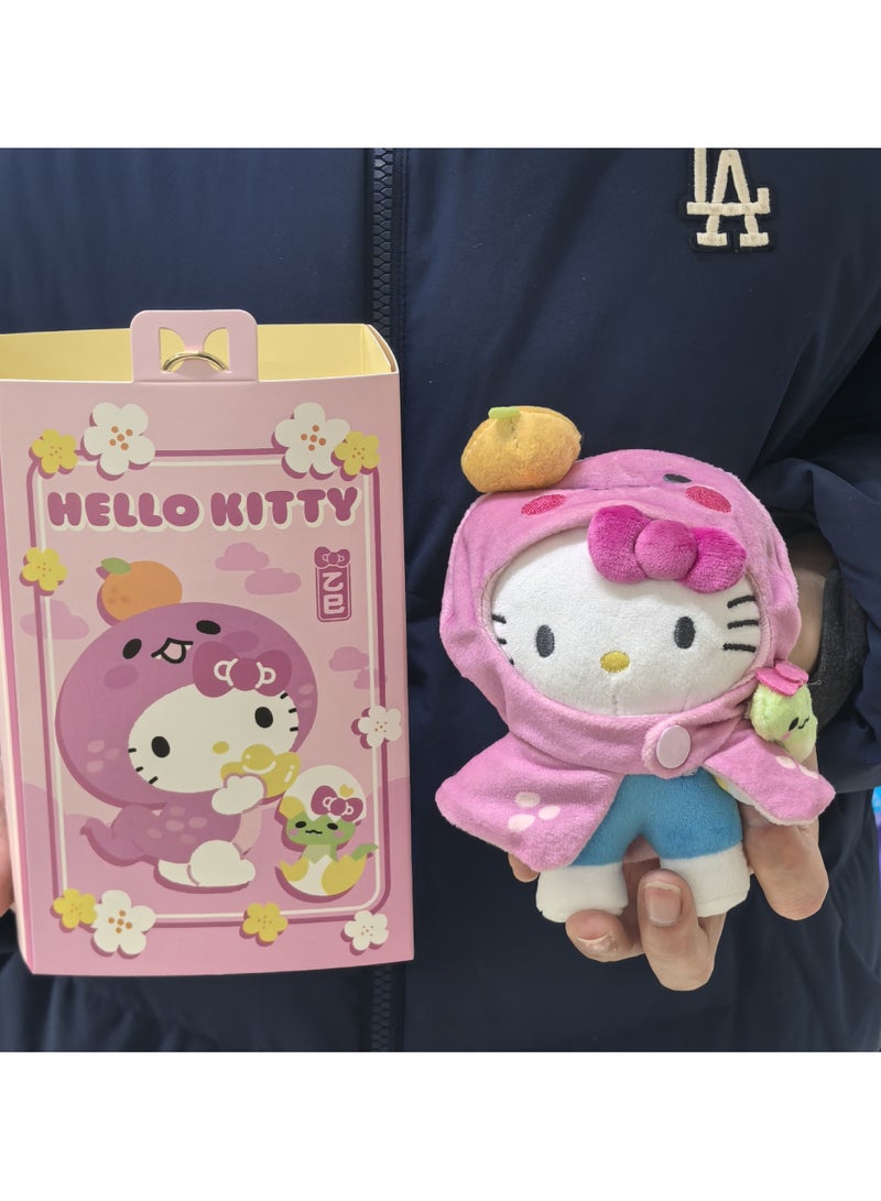 عام دمية بُشية للهيلو كيتي بالشكل من الثعبان وبيضة الثعبان مع عباءة. هذه الدمية كيتي يمكن استخدامها كعلقية. إنها رائعة وجميلة للغاية، وهي هدية مثالية للعطلات، وأحببتها المعجبون كثيرًا. - Image 1