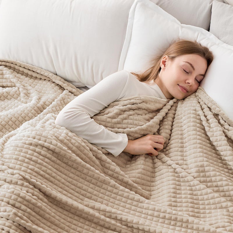 يمي Emme Soft Fleece Beige Beige Throw flannel الأريكة الفاخرة لأريكة السرير كرسي أفخم دافئ ودافئ مع تصميم الشبكة الهندسية (Beige 50 'x 60') - Image 4